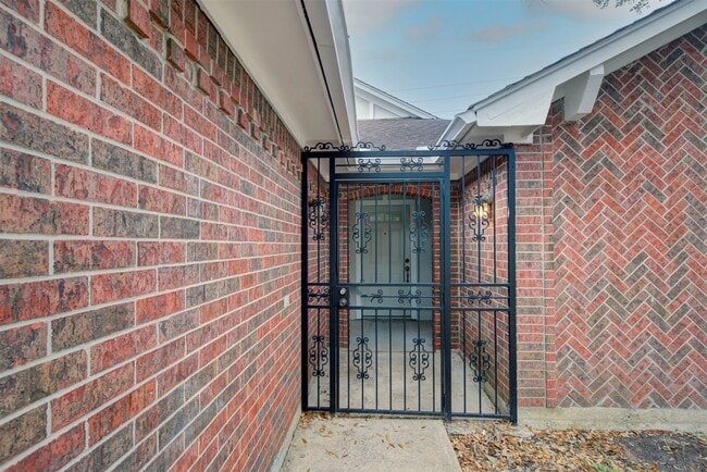 Foto del edificio - 1402 Forest Home Dr