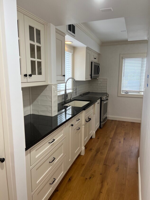 Kitchen - 209 S Vine Ave