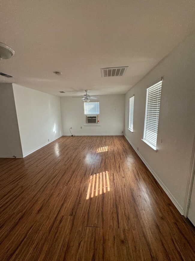 Foto del edificio - 318 Pleasanton Rd