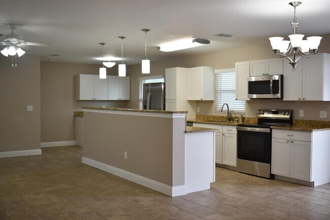 Building Photo - 826 Palama Way