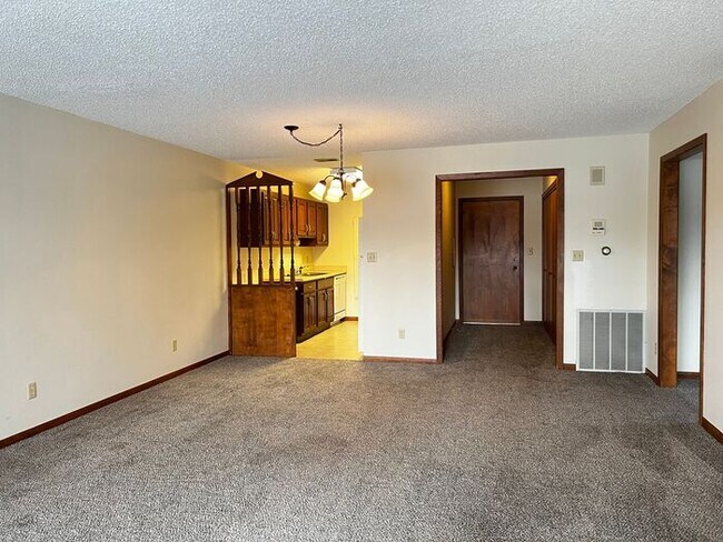 Foto del edificio - $1,250 | 2 Bedroom, 1 Bathroom Condo | Pet...