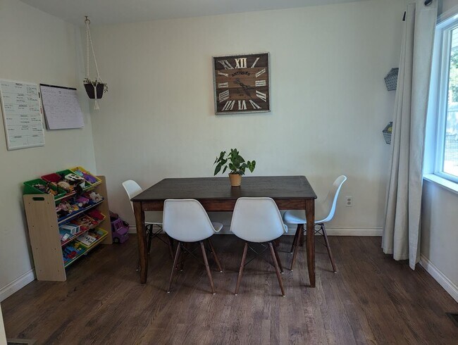 Building Photo - Fabulous 4 Bedroom 2 Bath House with Big F...