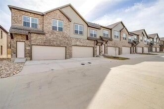Building Photo - 520 Lake Point Dr