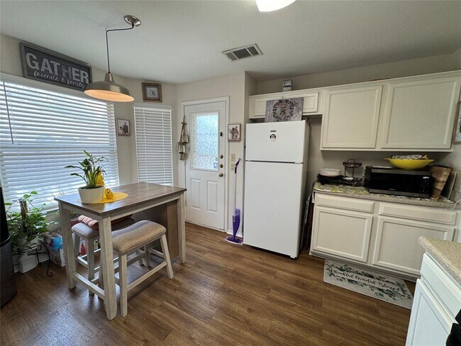 Foto del edificio - 1015 Thackeray Ln
