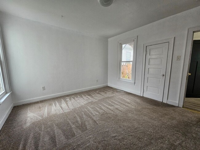 Building Photo - SW 4 bedroom 2 bath with fenced yard