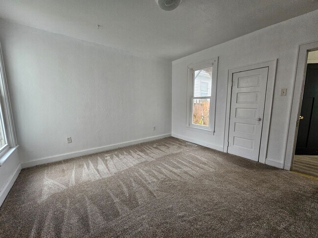 Foto del edificio - SW 4 bedroom 2 bath with fenced yard