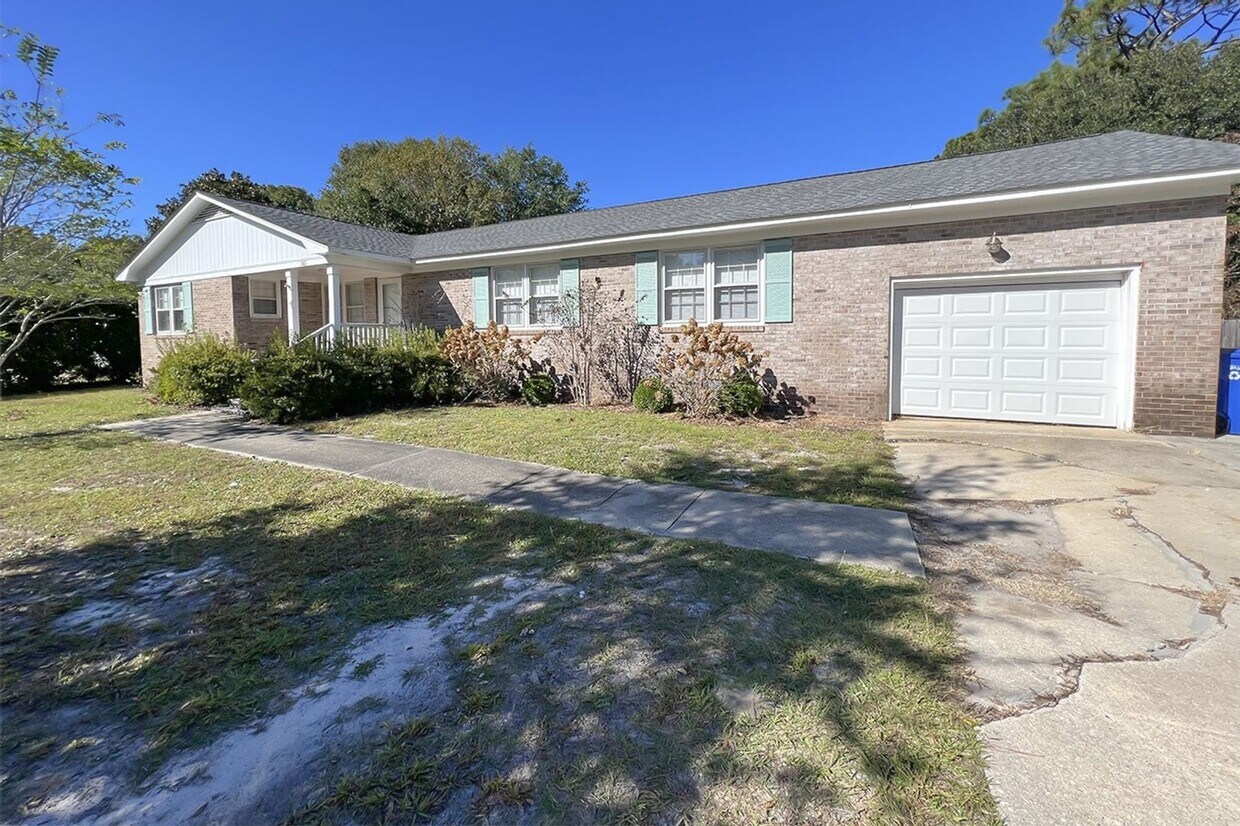 Beautifully Remodeled 4BD/2BA home. NO S... - Beautifully  Remodeled 4BD/2BA home.  NO S...