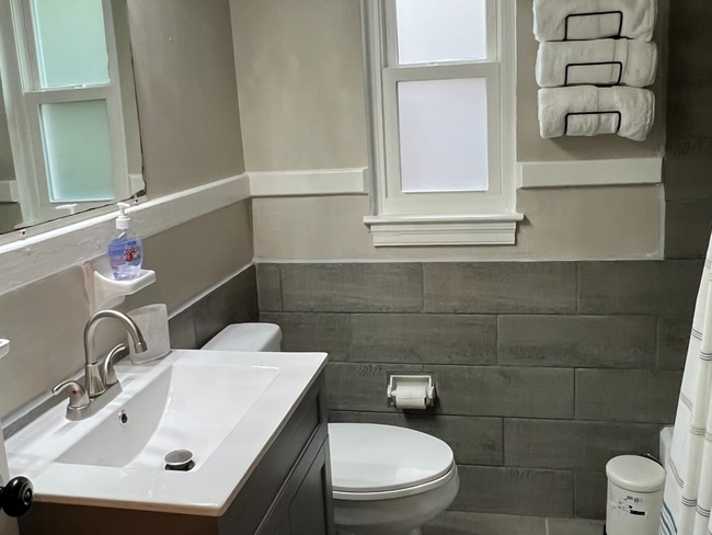 Building Photo - 4208 Saint Francis Ave