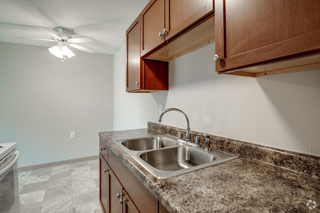 1BR, 1BA - 625SF - 1BR Deluxe - Pine Tree Park Apartments