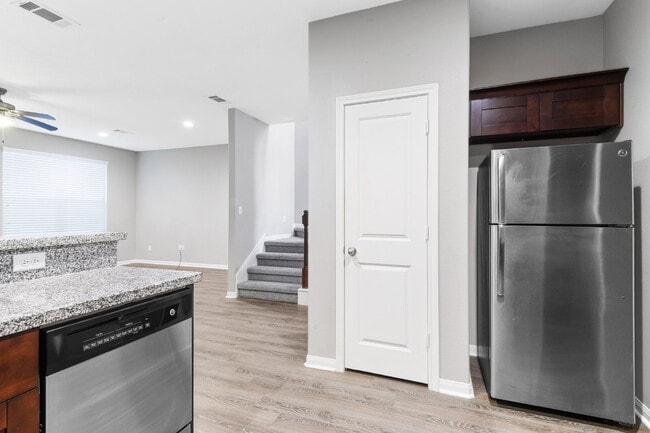 Building Photo - 124 Artesian Way