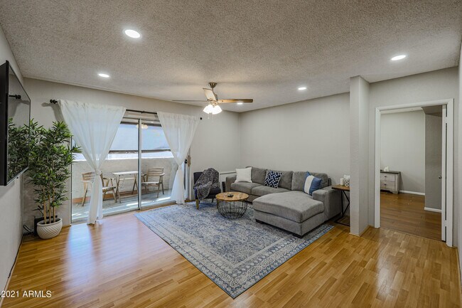 Foto del edificio - 4554 E Paradise Village Pkwy N