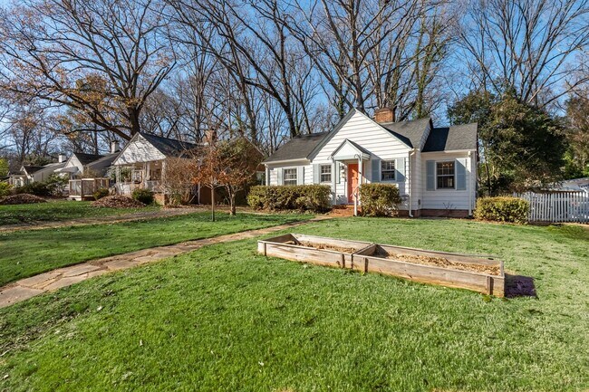 Foto del edificio - Charming Cape Cod Cottage near Duke Park!