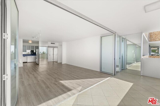 Building Photo - 8787 Shoreham Dr