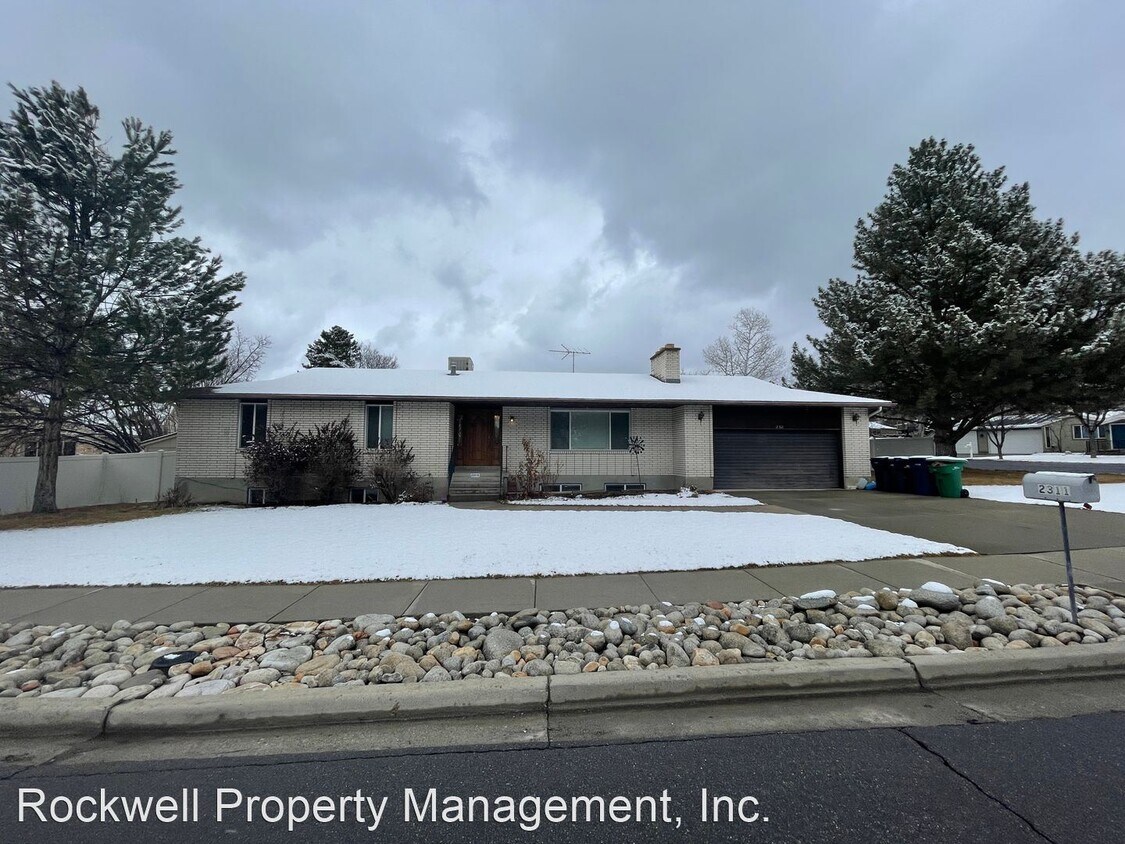 5 br, 3 bath House 2311 E Snow Mountain Dr House for Rent in Sandy