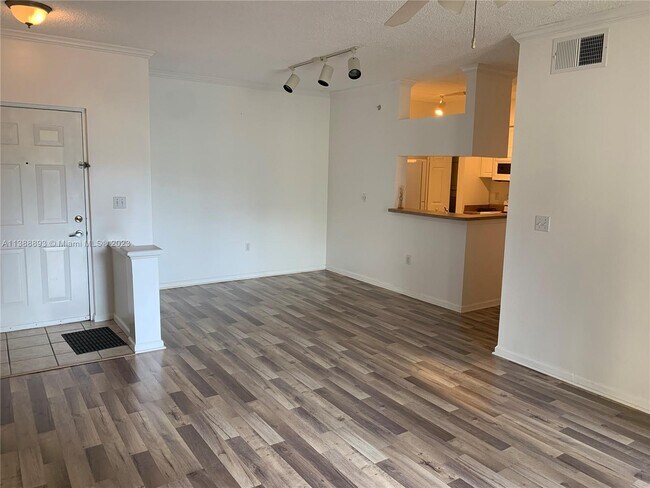 Foto del edificio - 17125 N Bay Rd