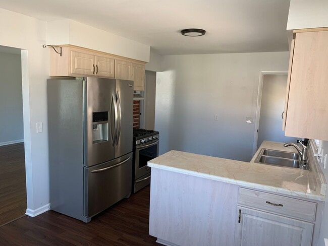 Building Photo - New Listing!   1110 Brooker St.