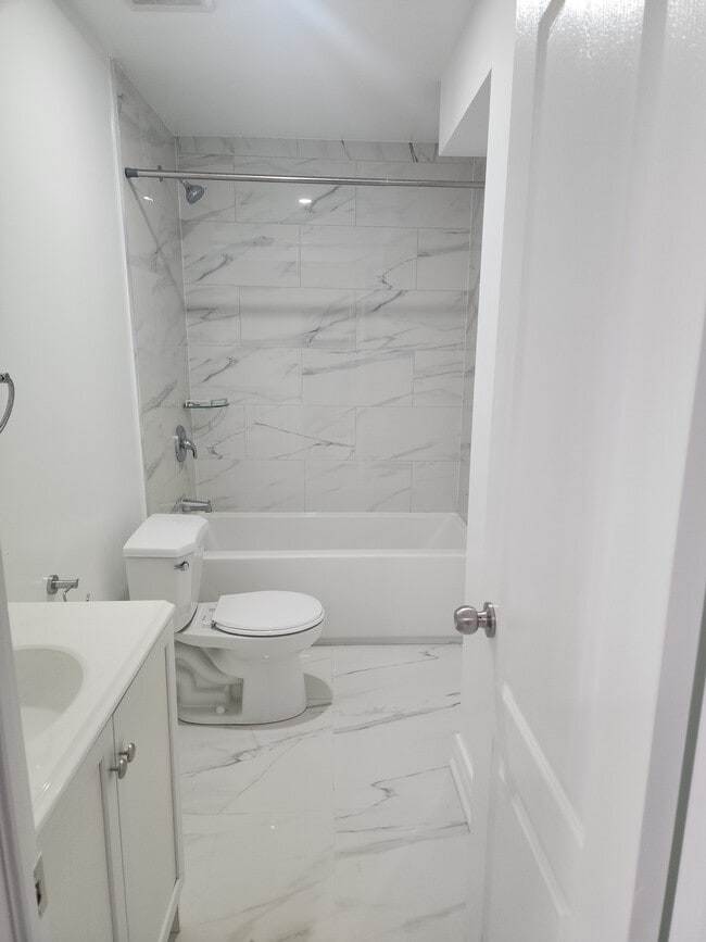 Main Washroom - 183 Sharon Creek Dr