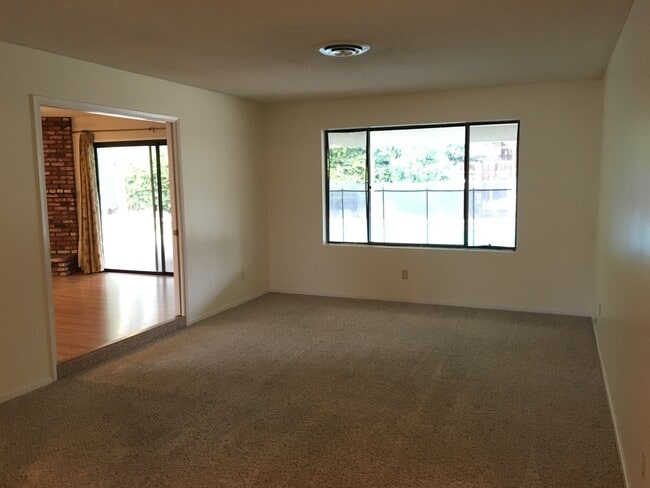 Foto del edificio - POOL!  Nice 3+2.5 Southwest Bakersfield - Laurelglen Area