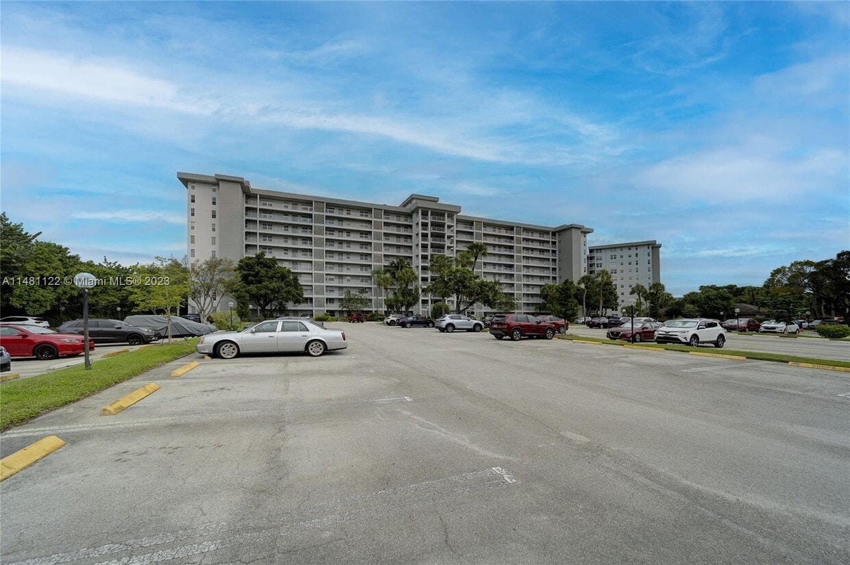 4015 W Palm Aire Dr Unit 902, Pompano Beach, FL 33069 Condo for Rent