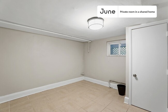 Building Photo - Private bedroom in 6 bed/2.5 bath Home