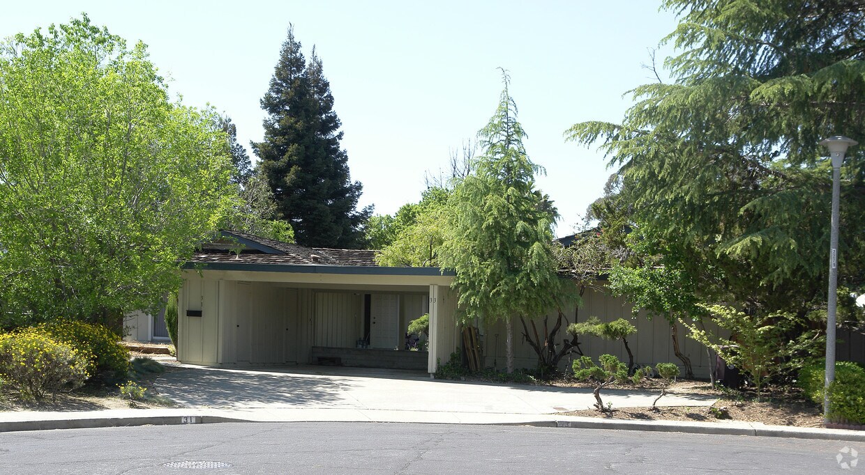 Foto del edificio - 31-33 Sutters Mill Ct