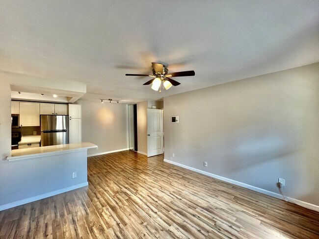Foto del edificio - Beautiful 1BD/1BA condo with reserved park...