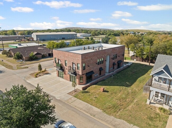 Building Photo - 201 E 5th St