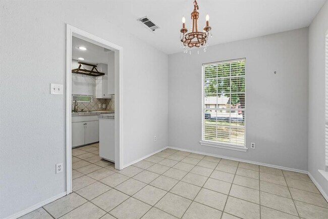 Building Photo - 10103 Woodland Village Dr