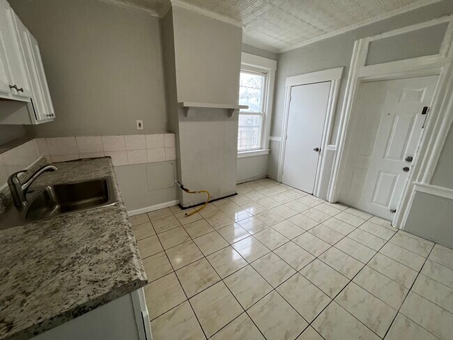 842 Mt Prospect Unit 3L - 831 Mount Prospect Ave