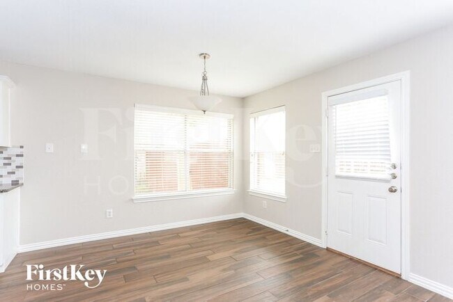 Foto del edificio - 6805 Longmeadow Dr