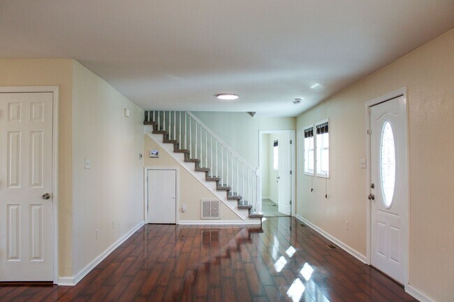 Foto del edificio - Welcome to this beautiful 3-bedroom, 2.5-b...