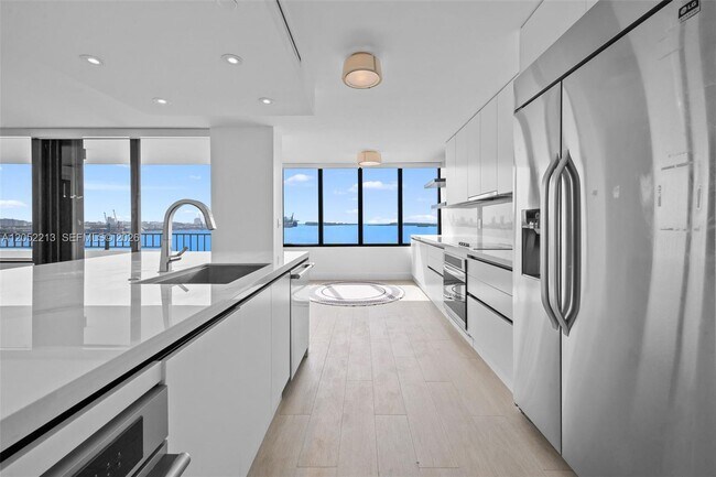 Building Photo - 520 Brickell Key Dr
