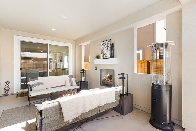 Habitación California con chimenea, asientos al aire libre, fogata y decoraciones. - 5919 Lakestone Dr