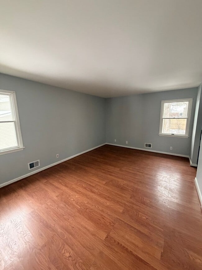 Building Photo - Gorgeous 3 bedroom house with finished basement!