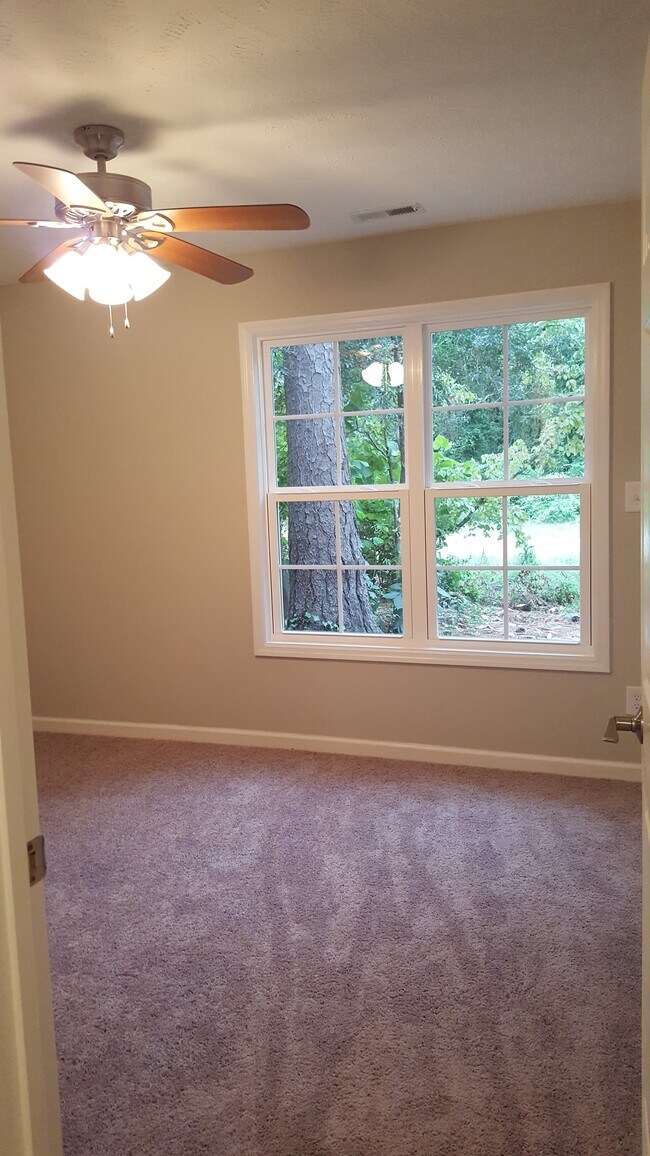 Front bedroom - 601 Roxie Ave