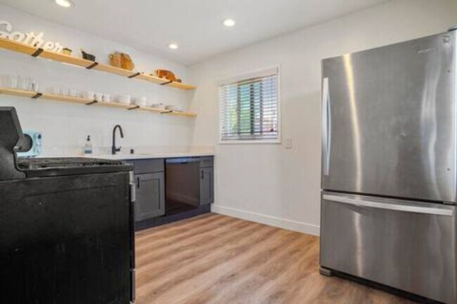 Foto del edificio - Furshished Home Available Now!