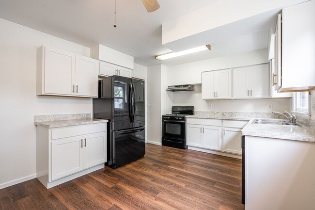 Building Photo - Spacious 3 Bedroom 1Bath Lower Duplex in P...