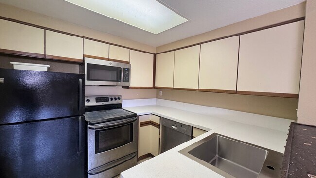 Foto del edificio - 1 Bedroom in Venetian Gated Community
