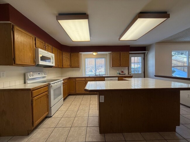 Foto del edificio - Beautiful Briargate Living: 5 Bedrooms, Walk-In Closets & 5-Piece Suite