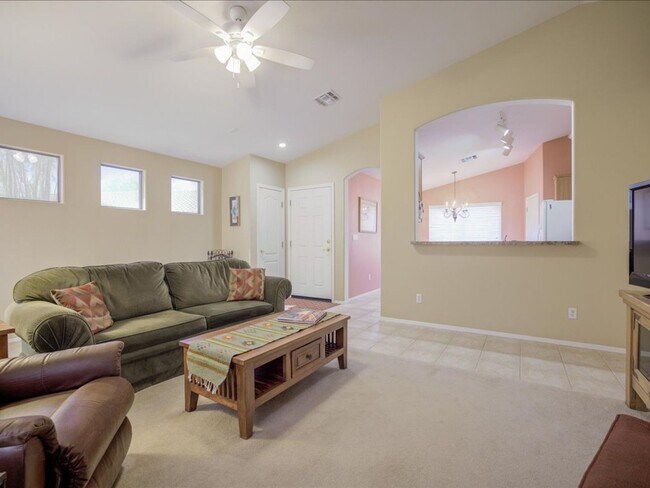 Building Photo - 3 Bedroom 2 Bathroom
