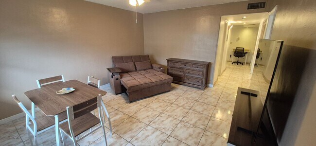 Foto del edificio - Charming 2 Bedroom / 1 Bathroom House