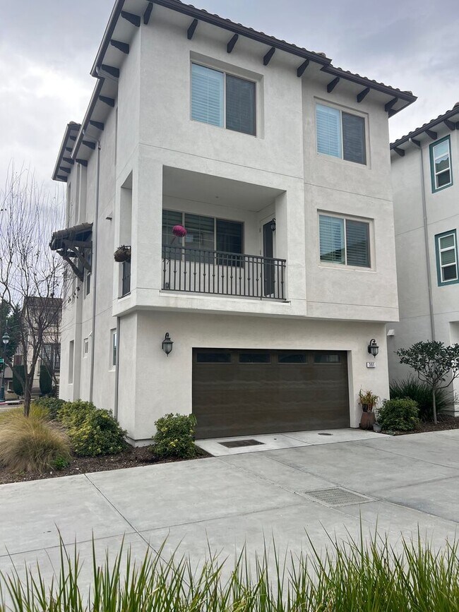 Building Photo - Communication Hill - 4 bedroom single fami...