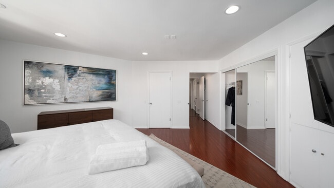 Building Photo - 223 S Lasky Dr