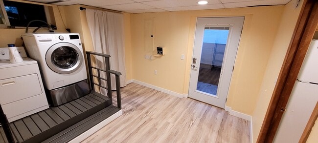 Building Photo - 1055 SW Plum Dr