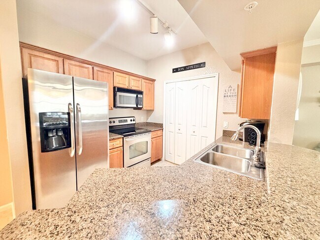 Foto del edificio - ** POSITANO PLACE ** 2 BED / 2 BATH - CONDO - GARAGE INCLUDED - CENTRAL NAPLES - ANNUAL RENTAL