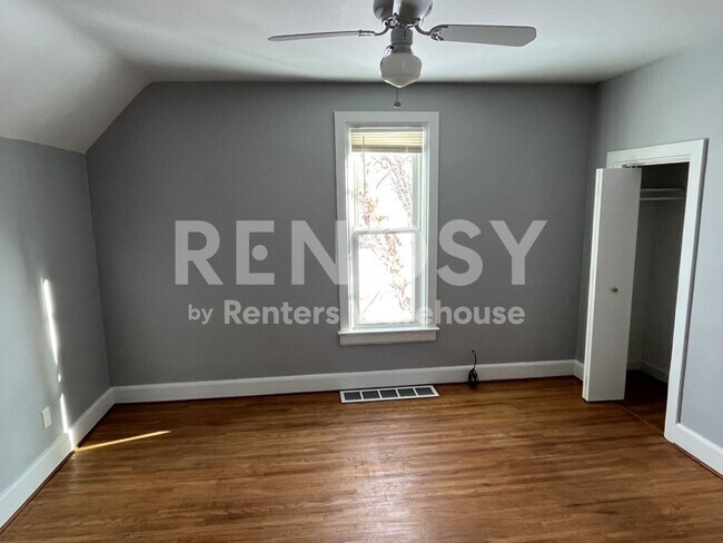 Building Photo - 4BD/2BA in Newport Available Now!