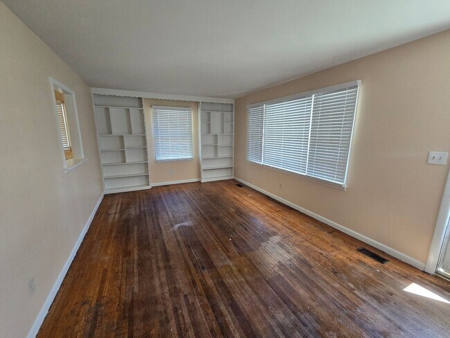 Building Photo - 4 Bedroom 2 Bathroom Home