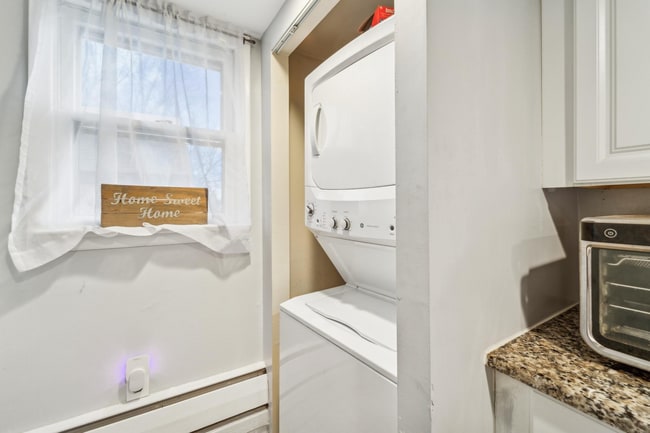 Building Photo - Charming Cottage in Highly Desirable Colon...
