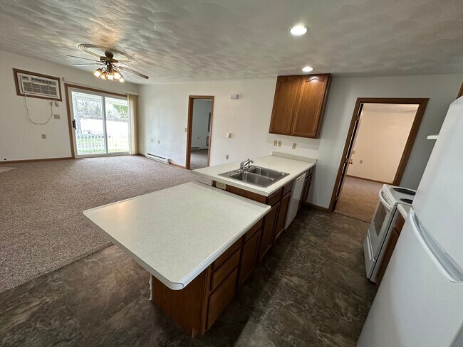 Building Photo - 1068 Lakeshore Dr