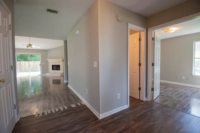 Building Photo - 102 Pleasant Breeze Way